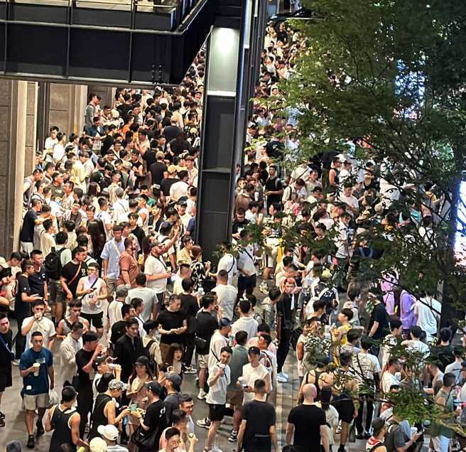 仔细看确实很多人手上都拿着杯子，边聊边喝。（翻摄自信义区三两事脸书）