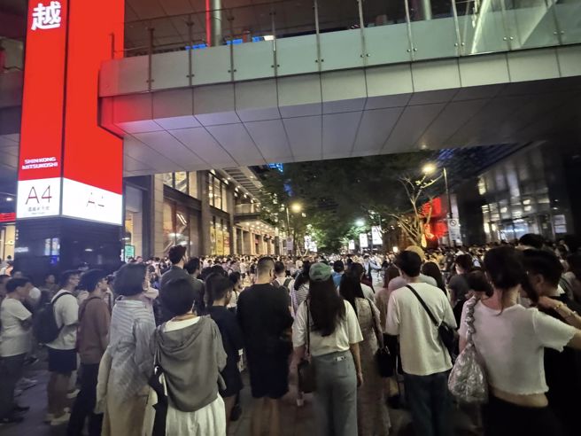 还有人表示昨晚的信义区寸步难行。（翻摄自信义区三两事脸书）