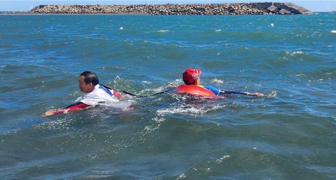 高市府观光局除了在旗津海域设置救生站、配置专业救生员外，今年更成功争取海委会补助，委请相关单位办理多场次教育训练及救生救难演练，提升旗津水域游憩安全。（高市府观光局提供／洪浩轩高雄传真）