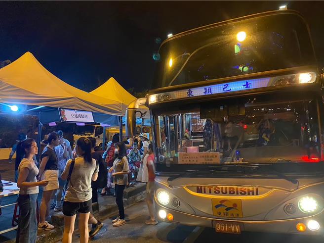 花莲暑期盛事「太平洋南岛联合丰年节」将在19、21日热闹登场，今年首次推出免费接驳导览服务，由专业的导游领队在车上介绍活动内容及特色亮点，让参与民眾快速掌握资讯，深度体验活动多元的文化内涵。（花莲县政府提供／罗亦晽花莲传真）