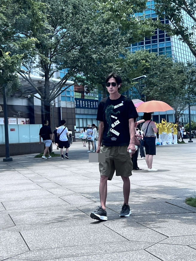 唐治平稍早現身信義區街頭，乍看下與一般路人毫無差異。（圖／讀者提供 未經授權請勿轉載）