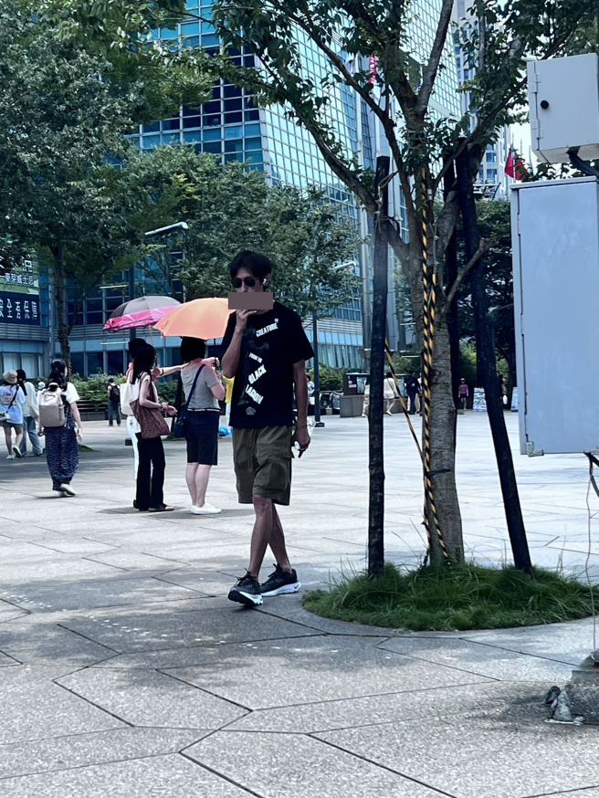 唐治平走在街頭時不斷抽菸。（圖／讀者提供 未經授權請勿轉載）