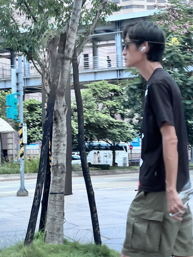 唐治平在街頭漫無目的行走。（圖／讀者提供 未經授權請勿轉載）