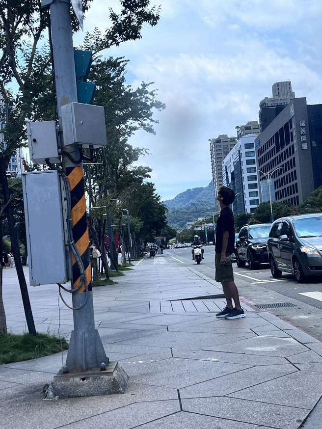 唐治平站在路邊看著天空發呆。（圖／讀者提供 未經授權請勿轉載）