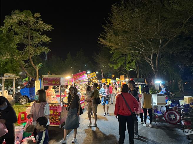 冬山夜市是宜兰第二大的流动夜市，每周六晚上近200摊的摊贩，人潮滚滚。（冬山乡公所提供／吴佩蓉宜兰传真）