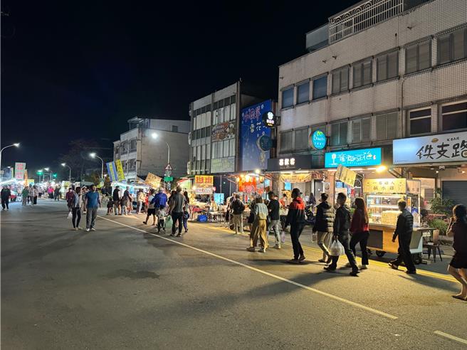 冬山夜市是宜兰第二大的流动夜市，每周六晚上近200摊的摊贩，人潮滚滚。（冬山乡公所提供／吴佩蓉宜兰传真）