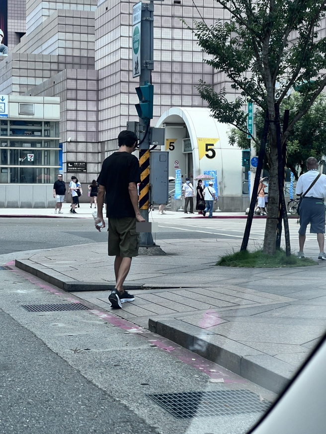 唐治平在信義區不斷徘徊。（圖／讀者提供 未經授權請勿轉載）