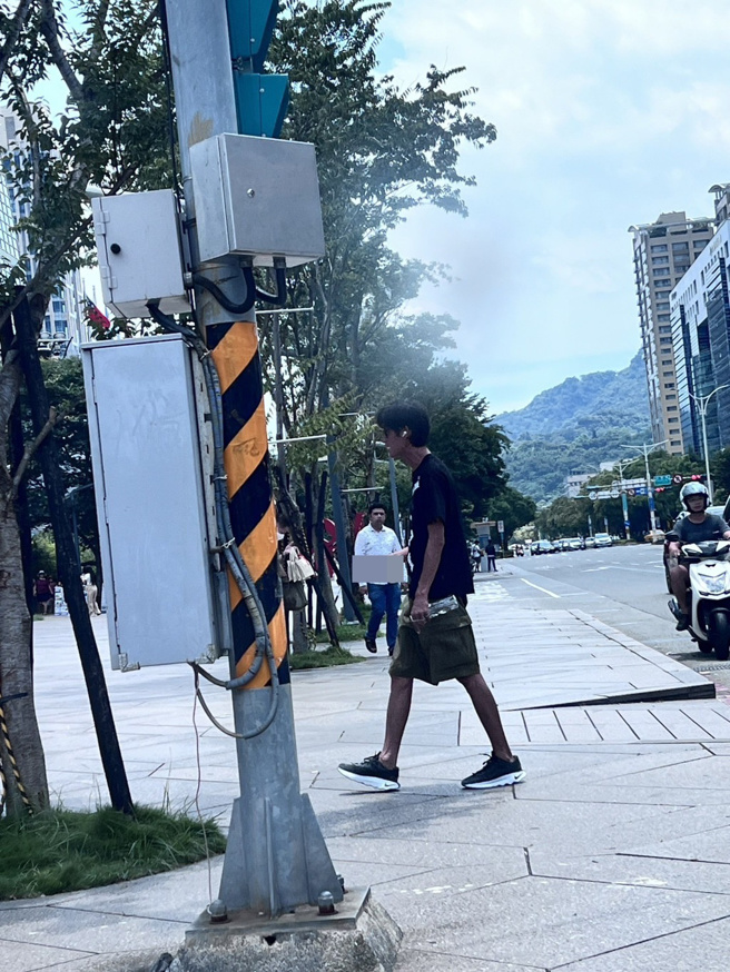 唐治平在信義區不斷徘徊。（圖／讀者提供 未經授權請勿轉載）