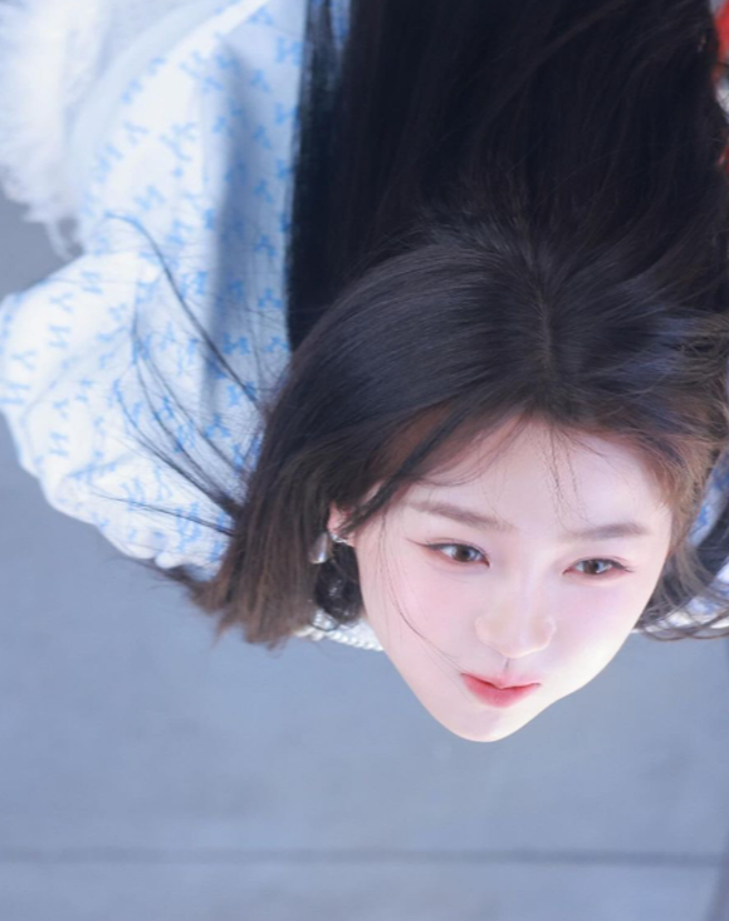 虞书欣IG一张仰头嘟嘴照，让许多网友第一眼都将她误认成赵露思。（图／翻摄自虞书欣IG）