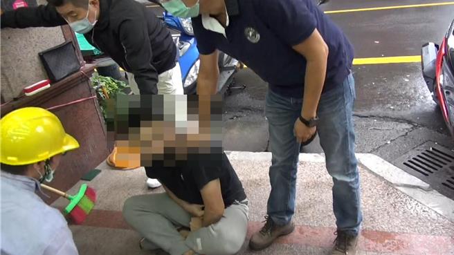 台中市刑大警方乔装成修马路的工人，一举破获贩毒集团。（台中市刑警大队提供／李易昌台中传真）