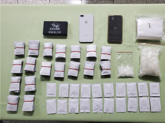 台中市刑大警方乔装成修马路的工人，一举破获贩毒集团，并起获大量毒品、玩具手枪等赃证物。（台中市刑警大队提供／李易昌台中传真）