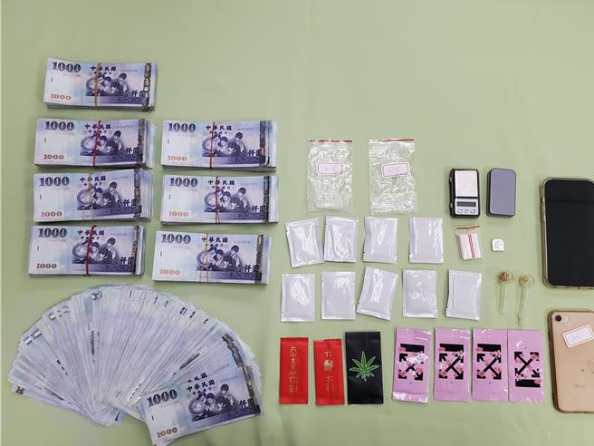 台中市刑大警方乔装成修马路的工人，一举破获贩毒集团，并起获大量毒品、玩具手枪等赃证物。（台中市刑警大队提供／李易昌台中传真）