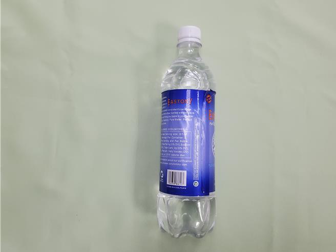 台中市刑大警方乔装成修马路的工人，一举破获贩毒集团，并发现他们改装矿泉水瓶，将毒藏在中空位置藉以躲避查缉。（台中市刑警大队提供／李易昌台中传真）