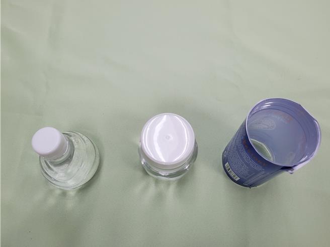 台中市刑大警方乔装成修马路的工人，一举破获贩毒集团，并发现他们改装矿泉水瓶，将毒藏在中空位置藉以躲避查缉。（台中市刑警大队提供／李易昌台中传真）