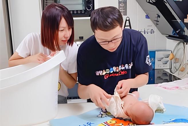 新竹县政府规画拍摄4支「家长育儿没烦恼」系列育儿影片，从协助家长了解育儿相关福利，到帮新生宝宝洗澡、哺乳知识及了解福利馆各项资源，从各角度协助家长照顾孩子。（新竹县政府提供／罗浚滨新竹传真）