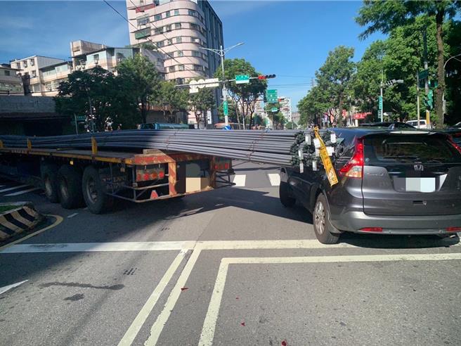 新北土城11日上午，38歲王姓男子駕駛曳引車於路口迴轉時，車上裝載的鋼筋插入一旁等紅燈自小客車，所幸無人員傷亡，雙方駕駛酒測均無酒精反應，全案依交通事故相關規定處置。(新北土城分局提供)