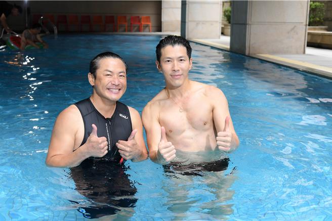 江宏恩、黃少祺拍攝泳池戲。（三立提供）