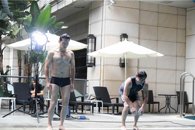 江宏恩、黃少祺拍攝泳池戲。（三立提供）