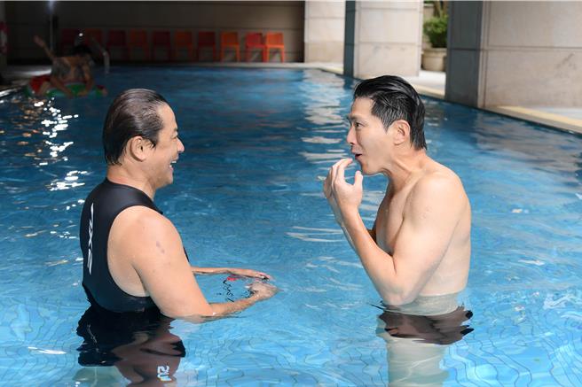 江宏恩、黃少祺拍攝泳池戲。（三立提供）