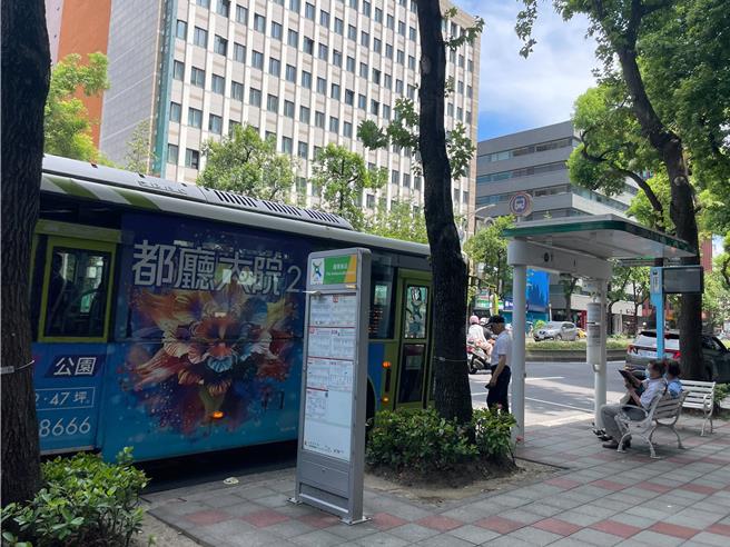 台北市公車站牌站名過小難以辨識，台北市公運處將於9月擇定1條公車專用道，從目前僅前端設有站牌站名，未來於末端也會設置，至於路側站牌，也會在既有空間內盡力將字體放到最大。（劉彥宜攝）
