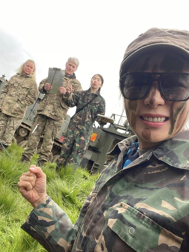 连静雯在英国体验实弹射击、组装枪械。（楠轩工作室提供）
