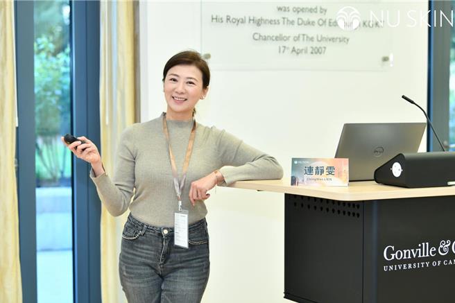 连静雯到英国参加海外研修班。（楠轩工作室提供）