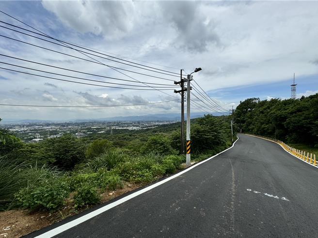 桃园市龙潭区德湖街是连结龙潭科学园区与厚生工业园区的重要道路，改善前未铺设沥青混凝土，民眾行车不便，市府工务局核拨经费3100万元办理道路改善工程完工，民眾更便捷。（吕筱蝉摄）