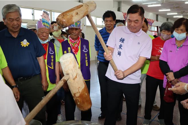苗栗县长锺东锦体验打糍粑。（苗栗县政府提供／李京升苗栗传真）