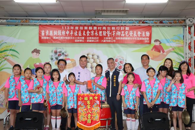 苗栗县长锺东锦与学童们合影留念。（苗栗县政府提供／李京升苗栗传真）