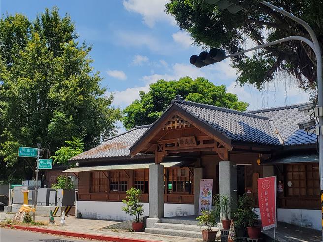 虎尾驛門前左方的一棵年輕榕樹傾斜，威脅虎尾驛建築，日前已被砍掉枝幹，只留樹頭。（周麗蘭攝）