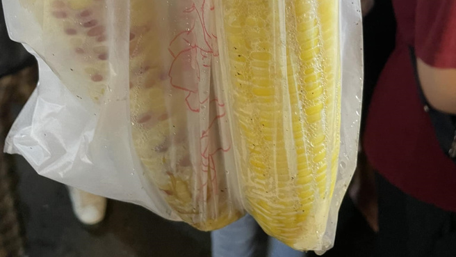 高雄男第次一在瑞丰夜市买水煮玉米。（图／翻摄自爆料公社二社）