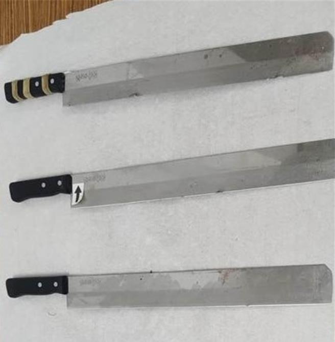 屏东赖姓男子遇警方临检时，后车箱遭起获3把西瓜刀，法官认为赖男不卖瓜却带西瓜刀不符常理，处罚锾3000元。（示意图／资料照）