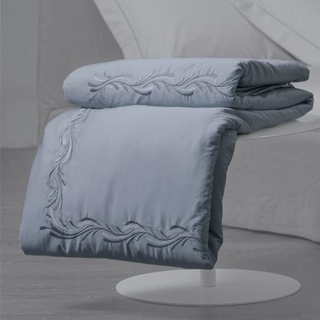 漢神百貨的寬庭「海韻純棉刺繡雙色涼夏被」，原價1萬8900元、特價7380元。（漢神百貨提供／朱世凱台北傳真）