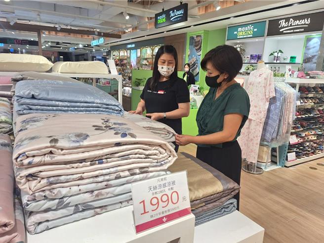 漢神百貨夏季涼感寢具推眾多折扣，包括買1送1或5折等。（漢神百貨提供／朱世凱台北傳真）