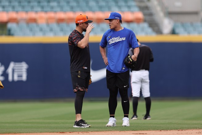 统一狮投手胜骑士（左）在赛前主动上前与富邦悍将张育成（右）解释敬礼手势原因。（富邦悍将提供）