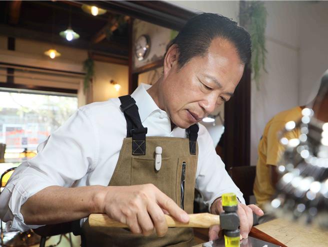嘉义县长翁章梁走访「庭口金工」，为即将到来的七夕情人节，亲手制作银戒准备送给太太。（嘉义县政府提供／吕妍庭嘉义传真）