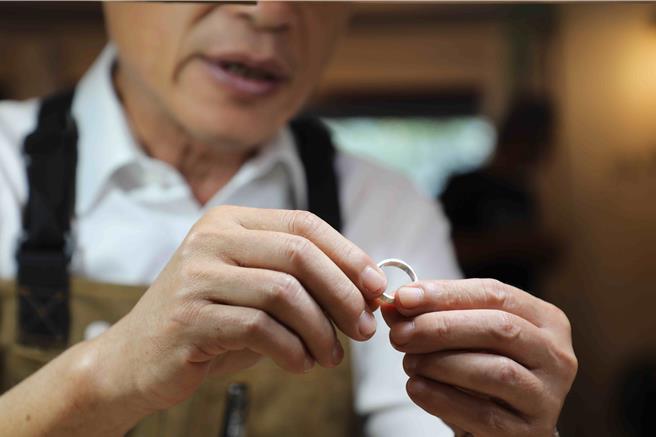 嘉义县长翁章梁走访「庭口金工」，为即将到来的七夕情人节，亲手制作银戒准备送给太太。（嘉义县政府提供／吕妍庭嘉义传真）