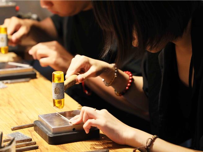 「庭口金工」猫咪咖啡厅，让消费者体验金工也能享用咖啡。（嘉义县政府提供／吕妍庭嘉义传真）