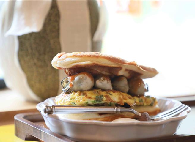 店家推出隐藏料理蚵仔鲷鱼烧。（嘉义县政府提供／吕妍庭嘉义传真）