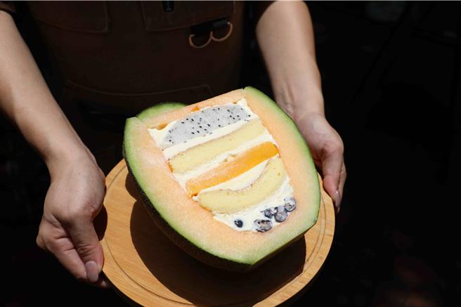 店家推出用整颗极光哈密瓜所制成的水果蛋糕。（嘉义县政府提供／吕妍庭嘉义传真）