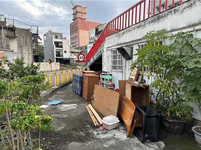 苗栗市玉清宮旁的公共空間，今年5月發生遭民眾隨意棄置大型廢棄家具。（苗栗市公所提供／李京昇苗栗傳真）