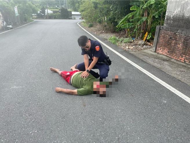 赖姓男子高温中暑，脉搏微弱，员警现场实施CPR急救，成功挽救一命。（台东警察分局提供／萧嘉蕙台东传真）