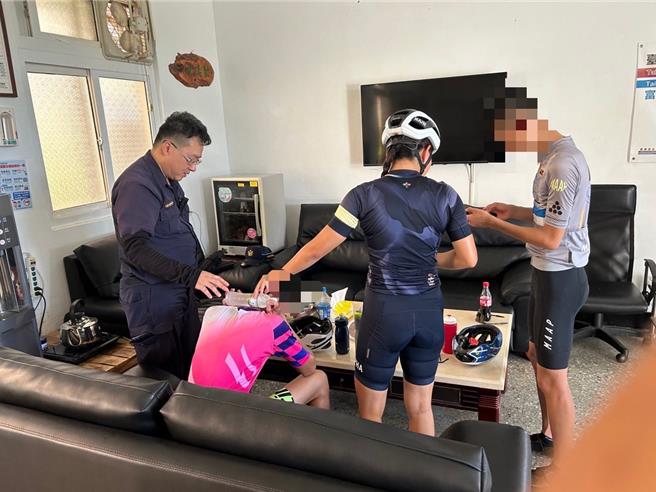  苏姓青年大热天进行公路车训练，高温中暑，出现头晕、呕吐症状，员警以冰矿泉水置于少年后颈冰敷降温。（台东警察分局提供／萧嘉蕙台东传真）