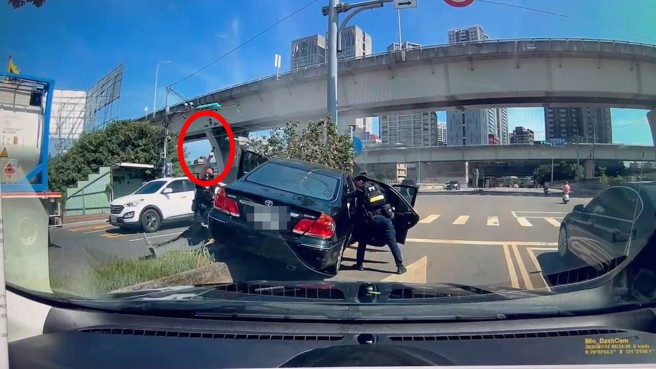 嫌犯車輛自撞後，警方下車鳴槍，嫌犯乖乖就逮。（翻攝畫面）