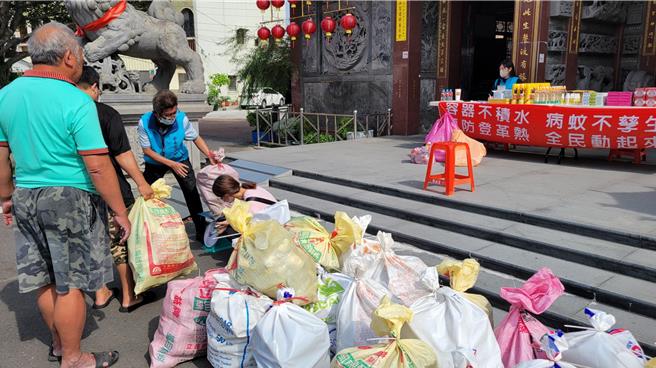 連日溼熱，台南市登革熱誘卵桶指數再飆高，其中最嚴重的安南區近日舉辦容器減量兌換活動，藉由減少家中積水容器，達到防疫效果。（安南區公所提供／程炳璋台南傳真）