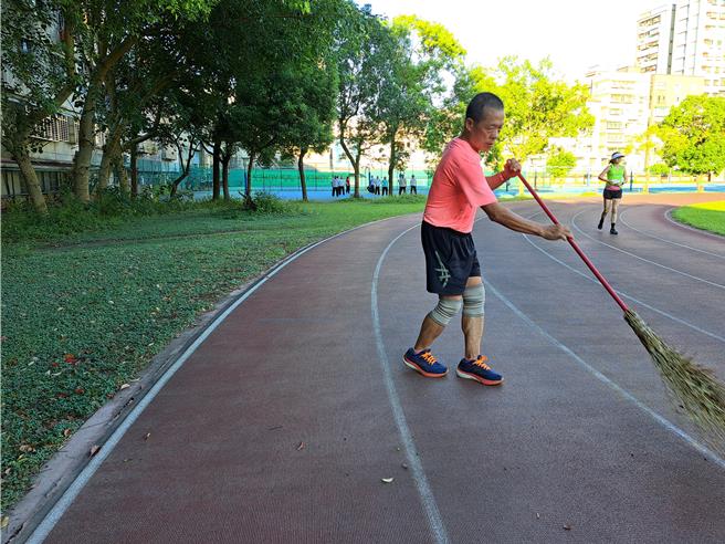 李永芳虽然在芦洲担任里长，但他却经常跑到三重的新北高中帮忙清扫运动场，让晨运的民眾印象深刻。（新北市社会局提供）