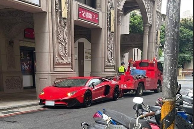 YTR超哥的大牛，因为违停被拖吊，网友将照片PO在脸书社团引起热议。（翻摄爆料公社）