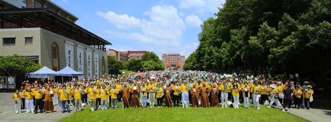 「2024全民閱讀博覽會」南部場於南華大學登場，1800多人進行大合照。（照片／南華大學提供）