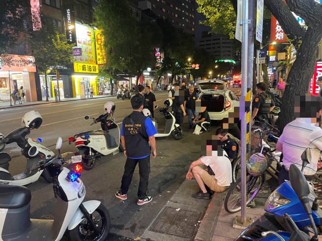 警方接获报案，立即拦截围捕，即时把受害人救出送医。（翻摄画面）