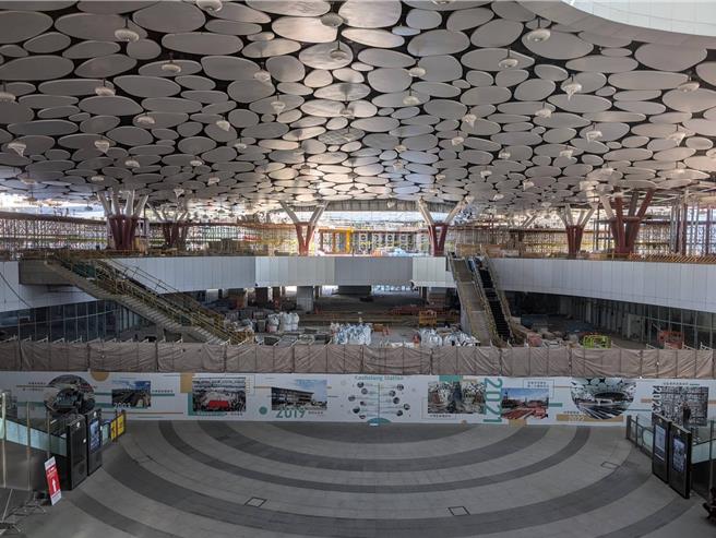 高雄车站大厅有望于今年底合拢，铁道局于围墙重现「愿景墙」，细数高雄车站改建经过勾起老市民回忆。（铁道局提供／任义宇高雄传真）